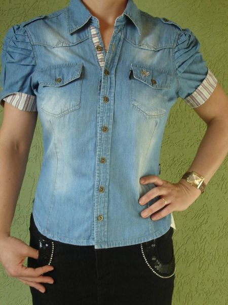 1043 - Camisete Jeans Claro c/ detalhes listrados